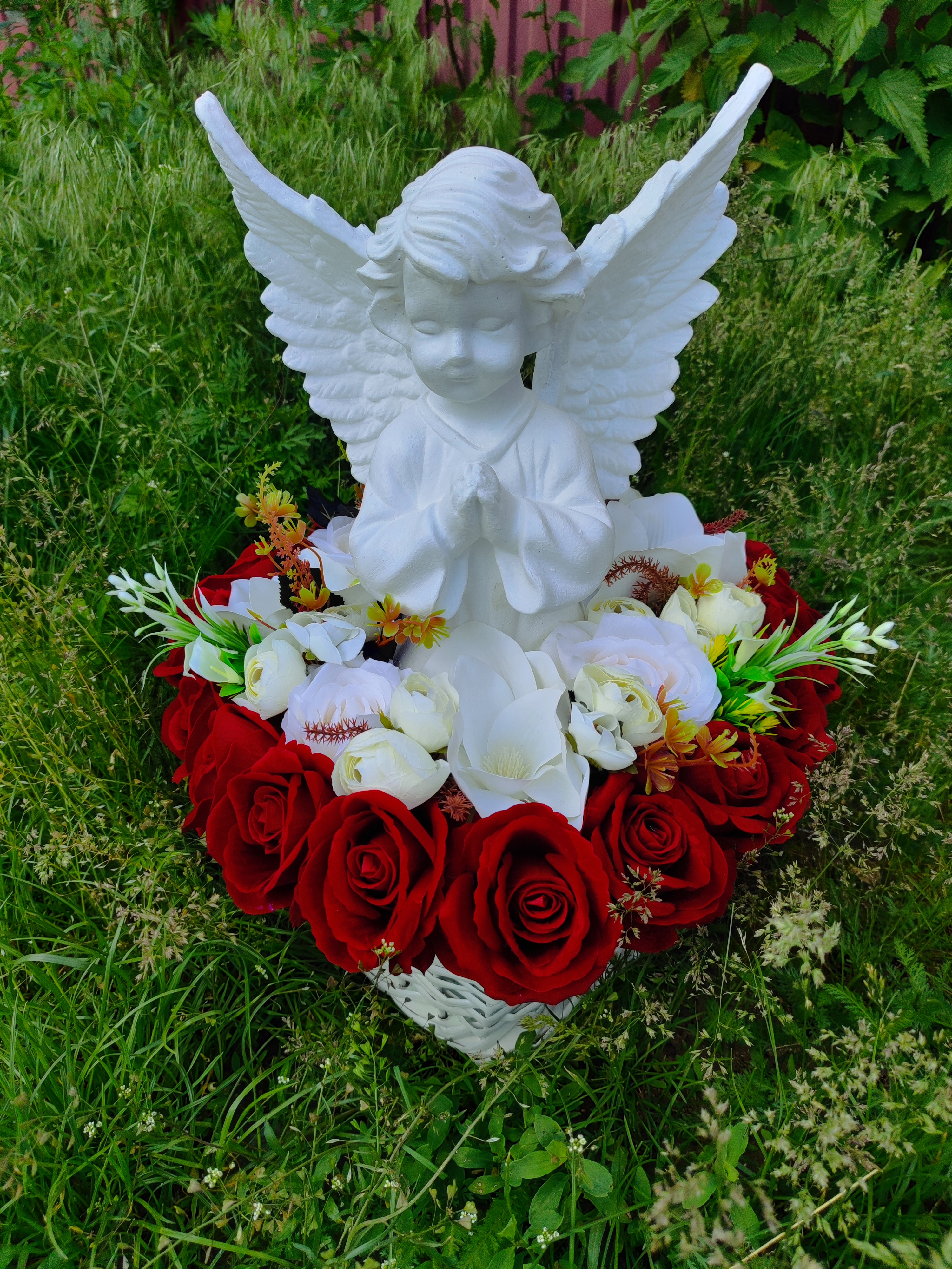 Композиція з янголом в молитві червоні і білі квіти 2